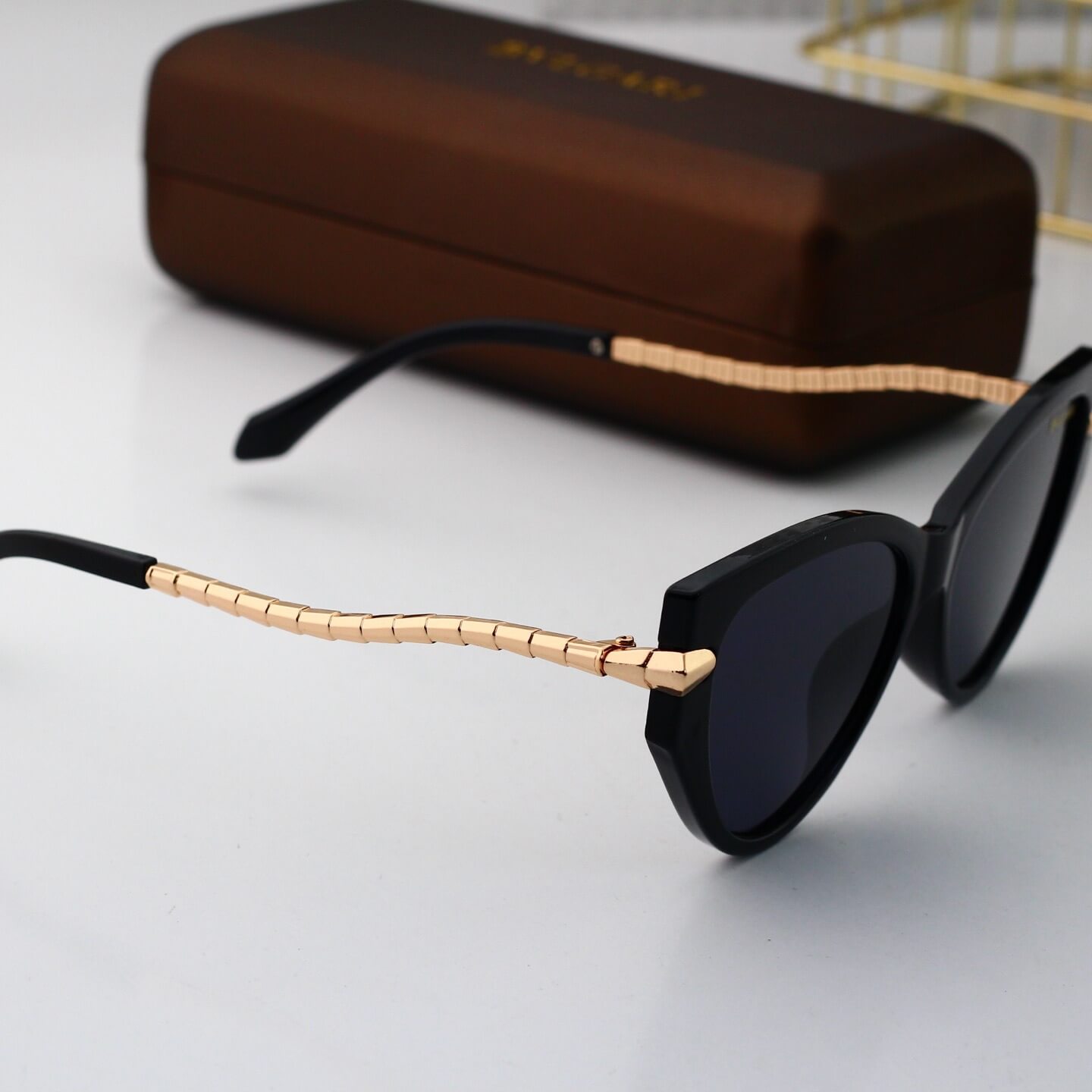 Gafas de sol estilo ojo de gato con patillas ligeramente curvadas y estilo retro chic