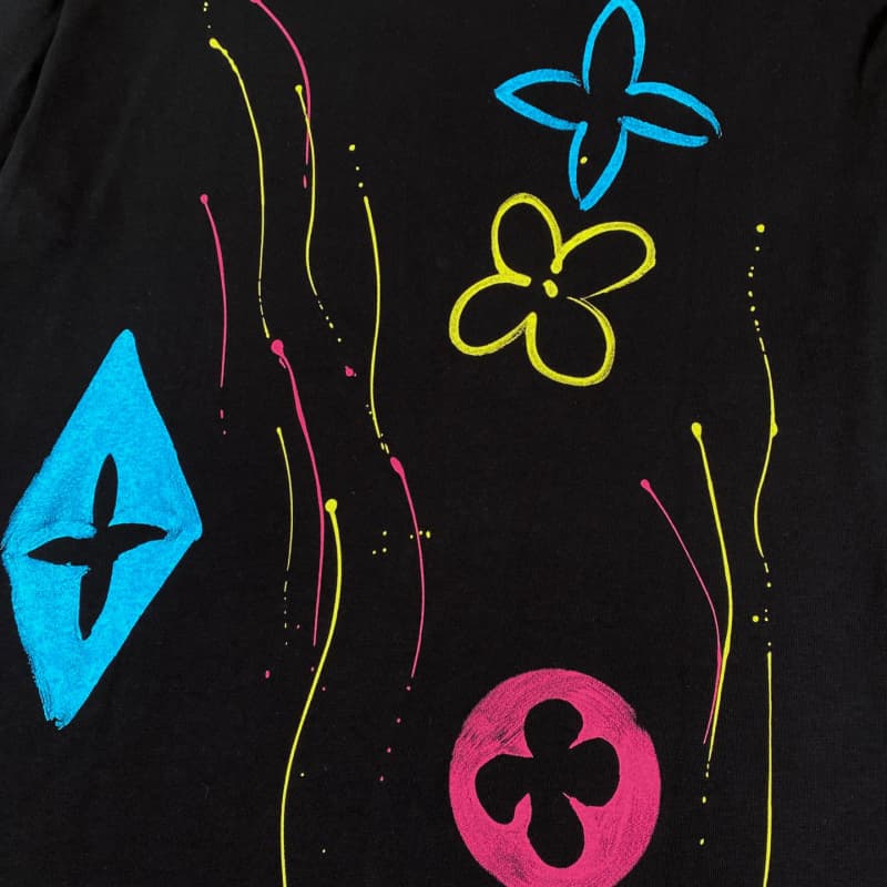 Camiseta con grafiti de color dopamina 2025