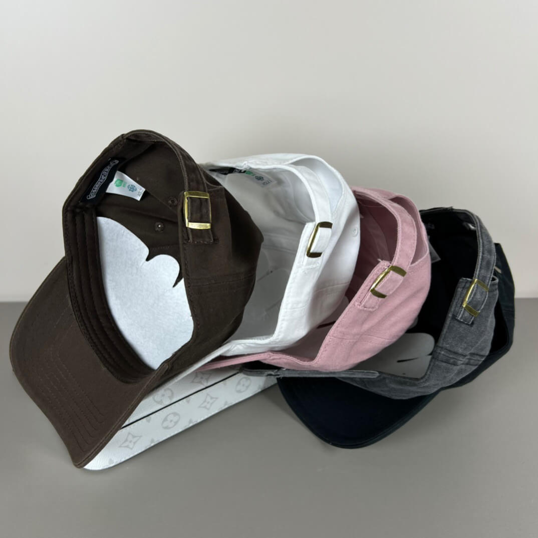 Gorra informal vanguardista decorada con metal