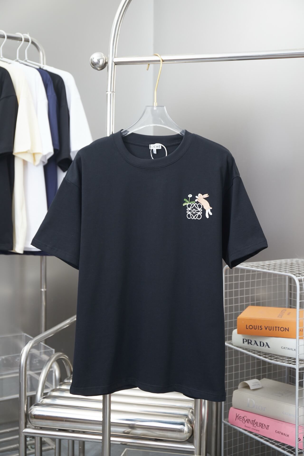 Camiseta con bordado de conejo