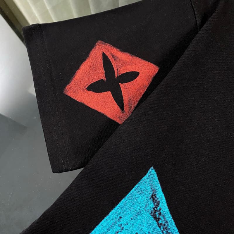 Camiseta con grafiti de color dopamina 2025