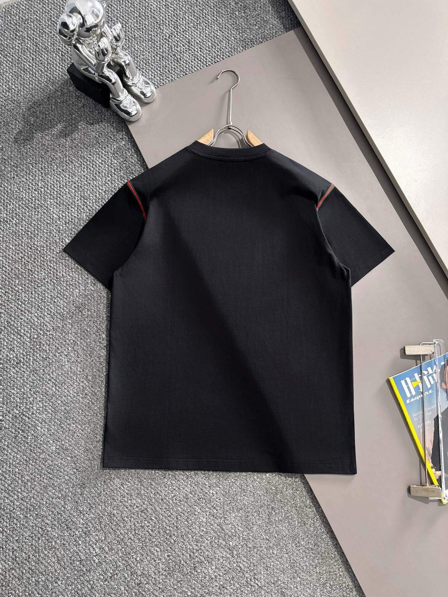 Camiseta con letras bordadas