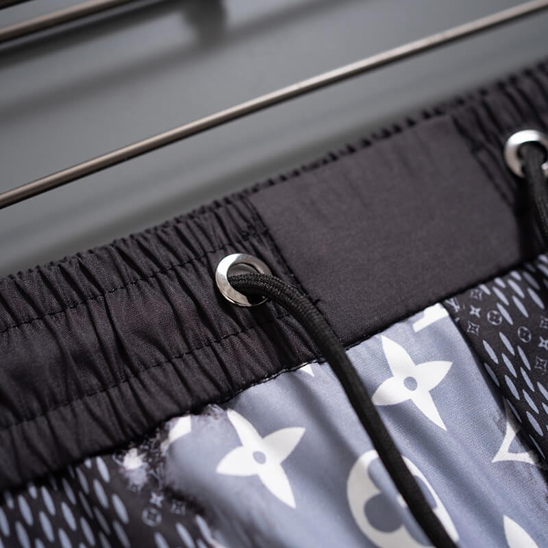 Shorts de playa con cuadros por todas partes