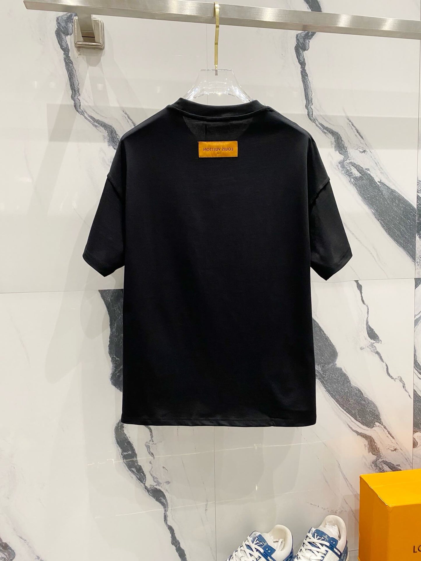 Camiseta con bordado en el escote