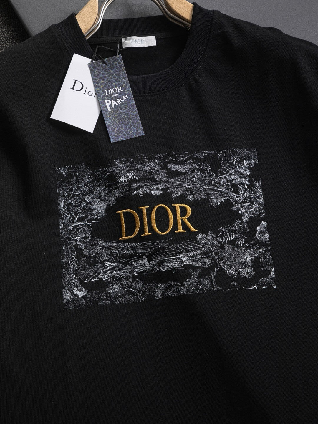 Camiseta con bordado de letras florales