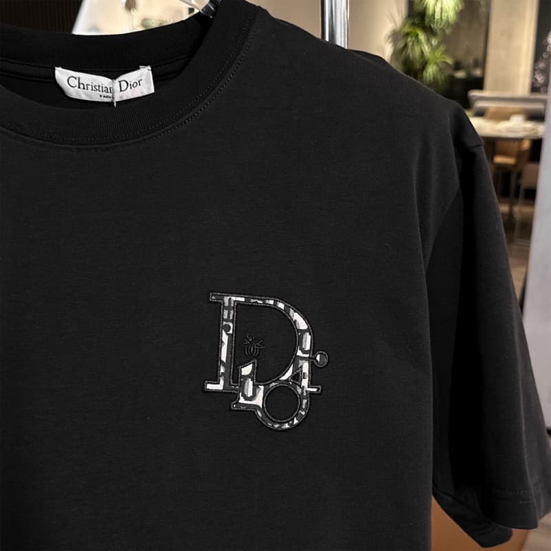 Nueva camiseta de abeja bordada y jacquard (2025)