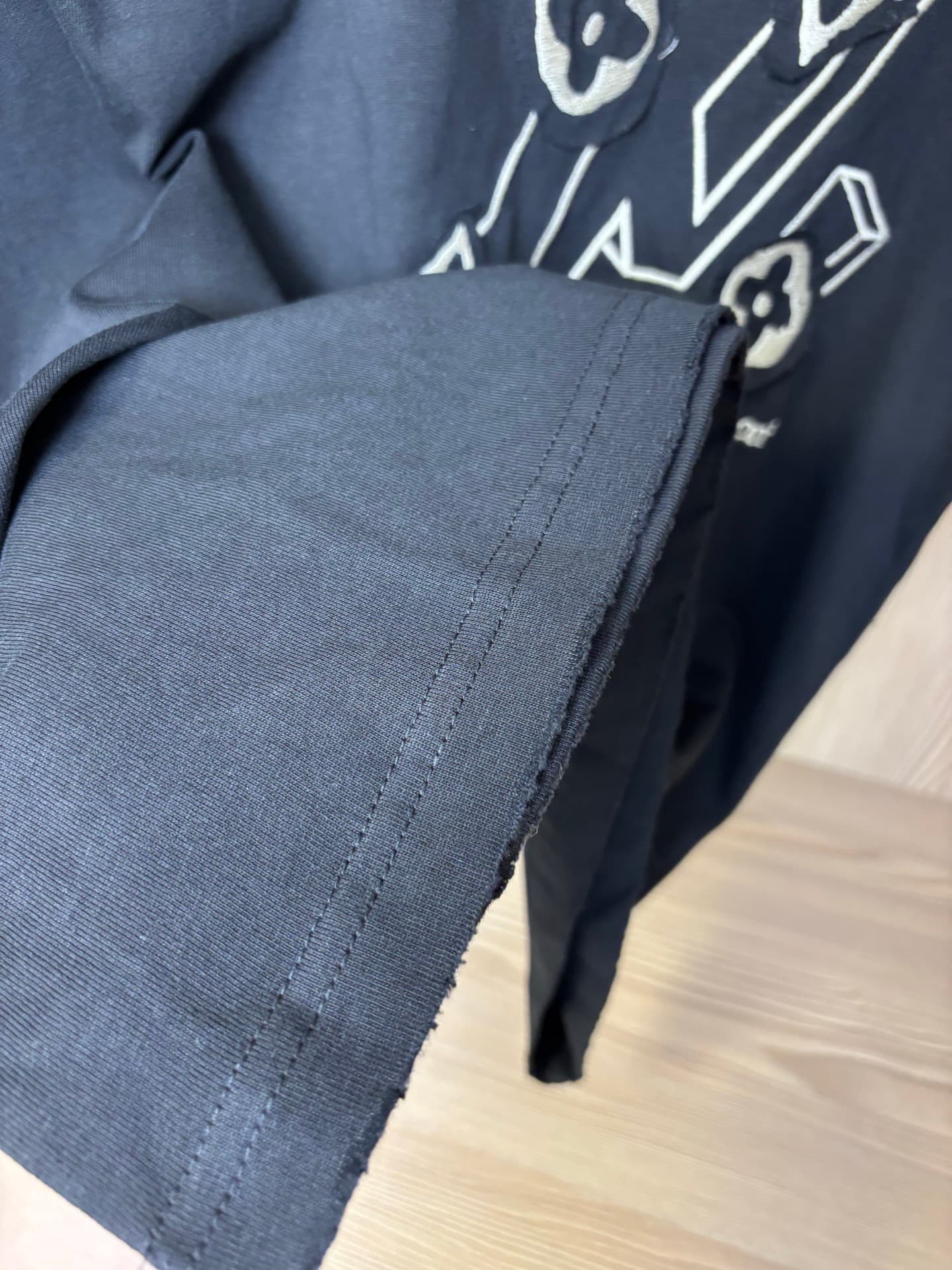 Camiseta con bordado y apliques