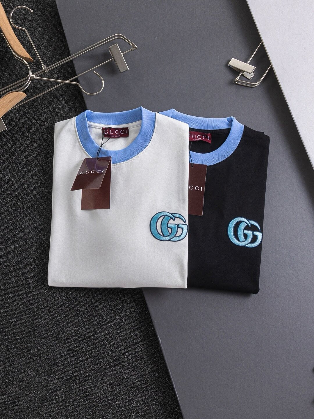 Camiseta con bordado de doble G en el pecho