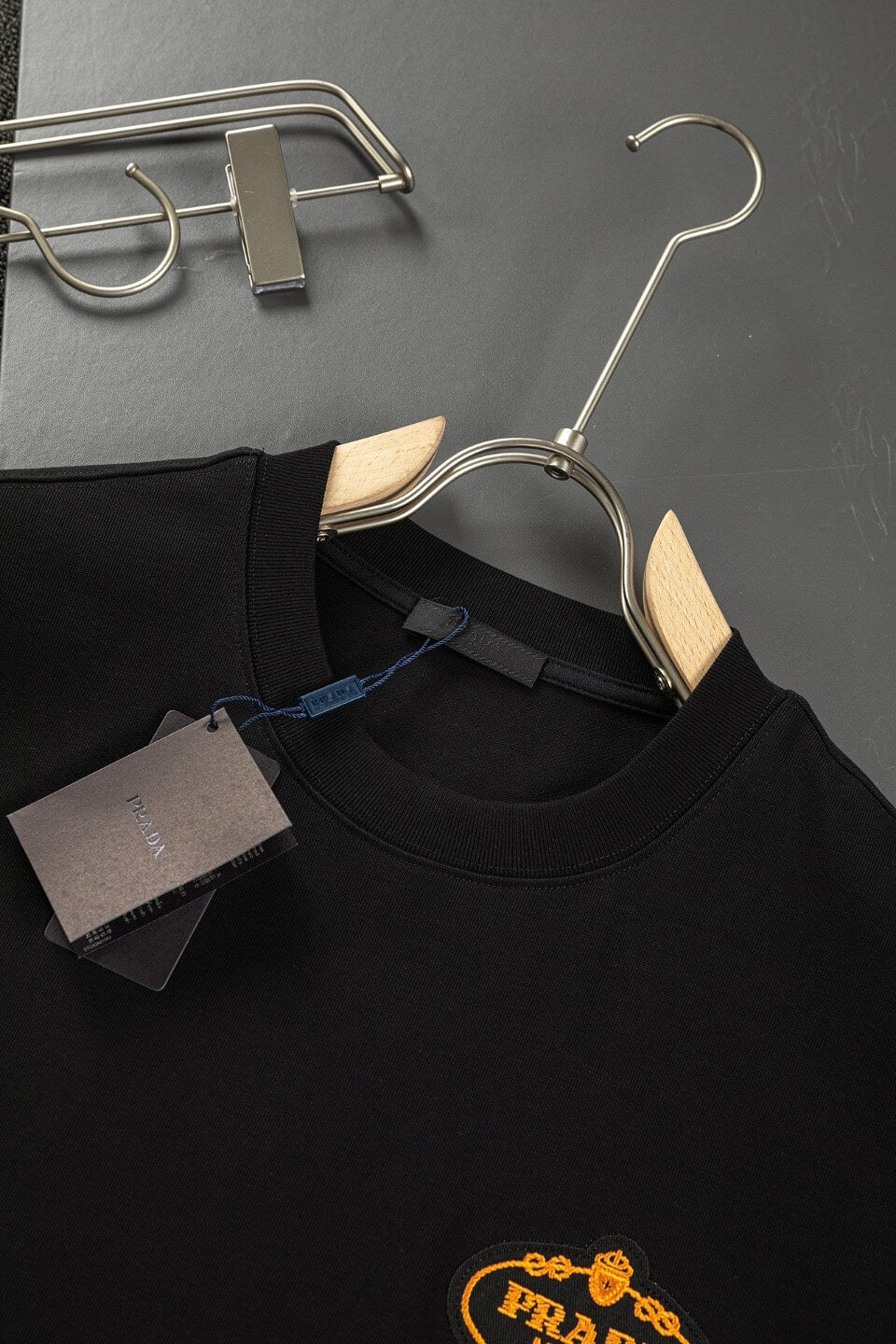 Camiseta con bordado de corona