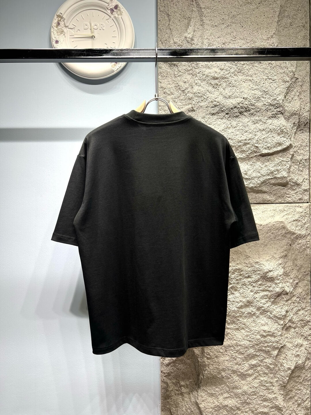 Camiseta de rayas con letras bordadas