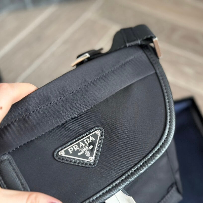 Bolso bandolera trapezoidal invertido de nailon