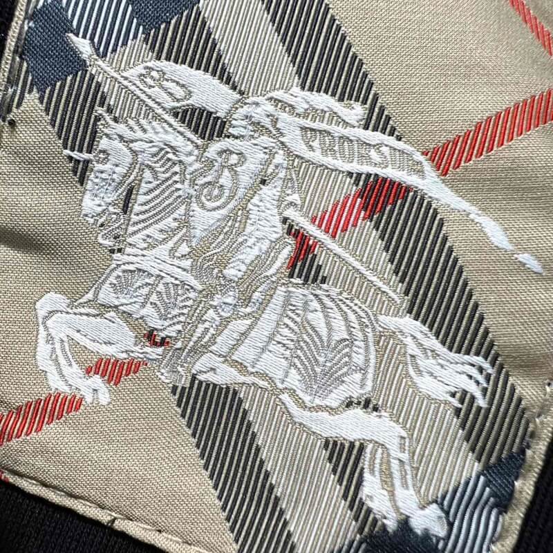 Camiseta clásica bordada con caballo de guerra