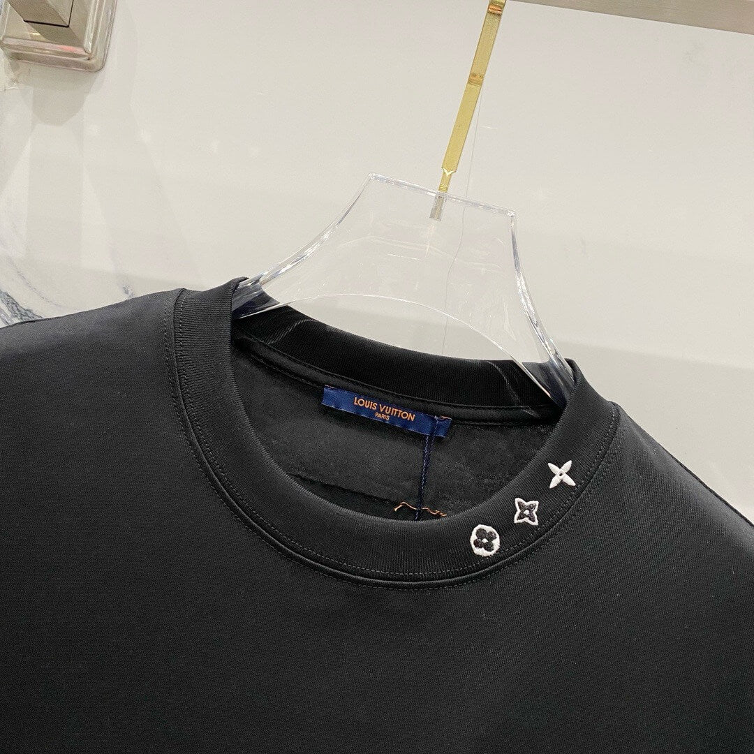 Camiseta con bordado en el escote