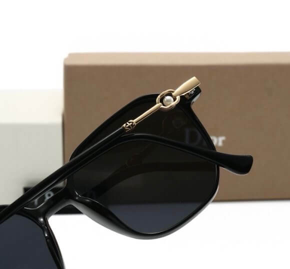 Gafas de sol clásicas, sencillas, con montura grande y patillas finas