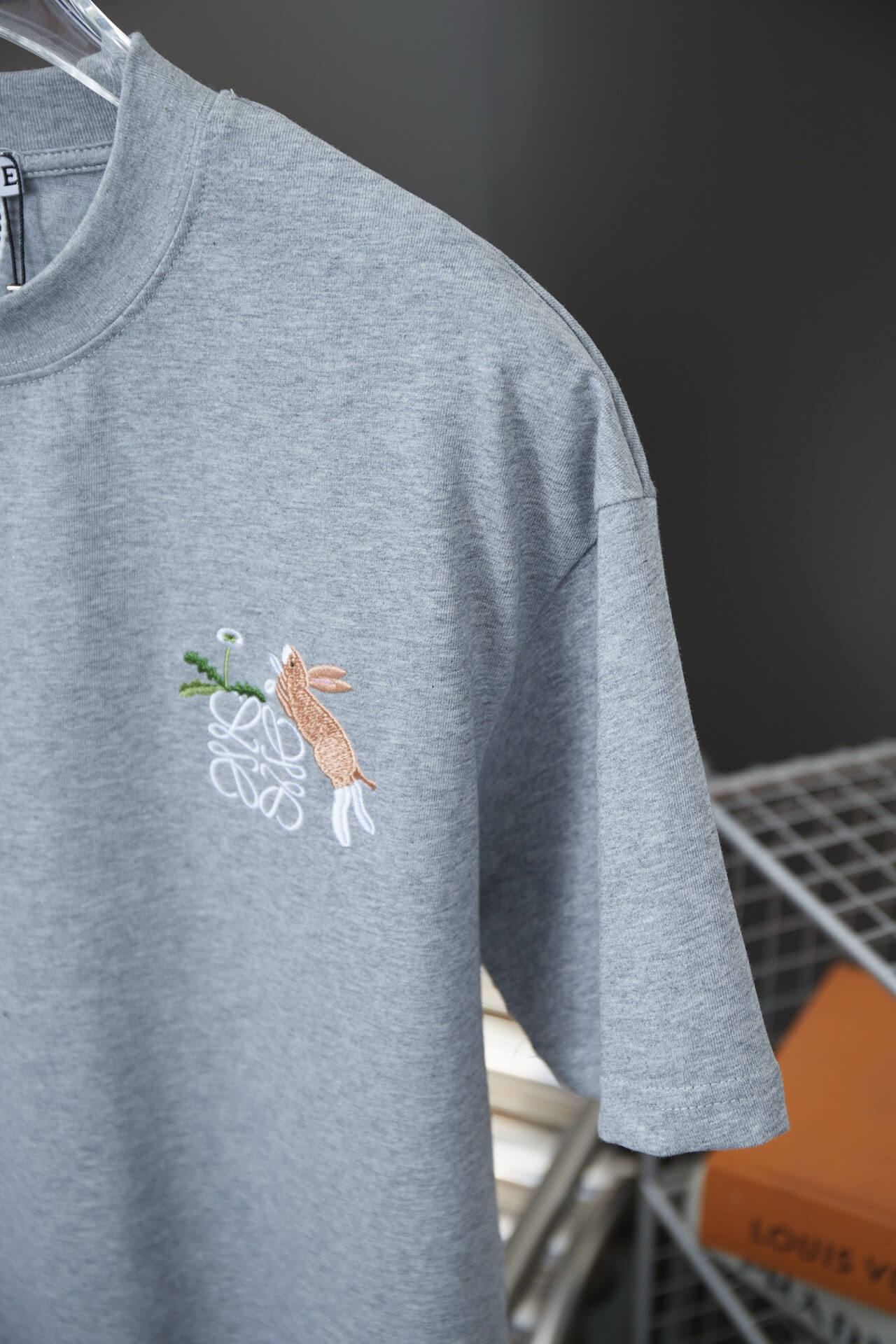 Camiseta con bordado de conejo