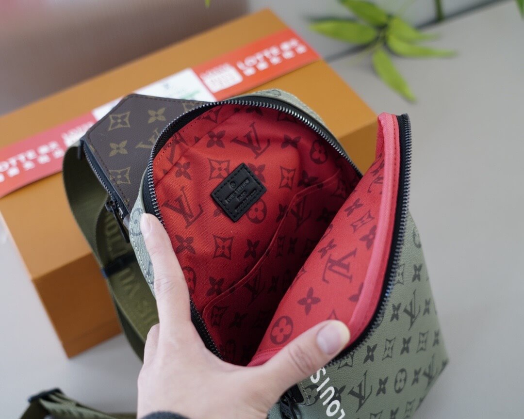 Bolso de pecho clásico con estampado completo y bloques de color