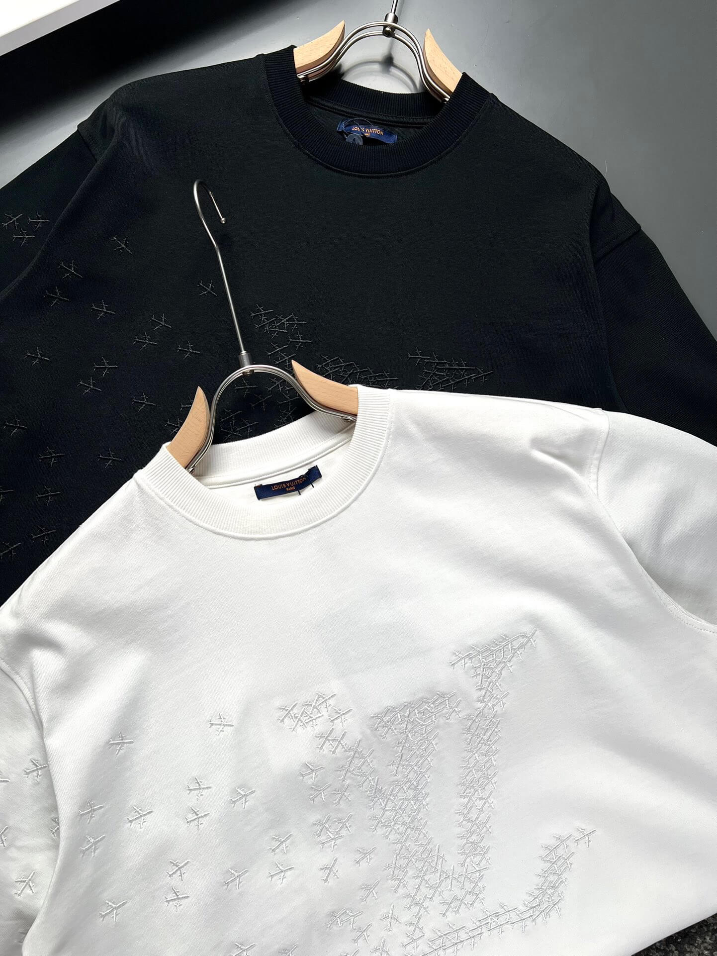 Camiseta bordada con avión