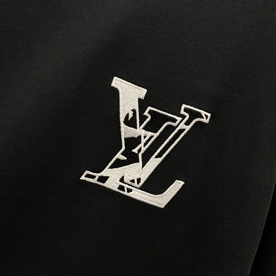 Camiseta con bordado en el escote