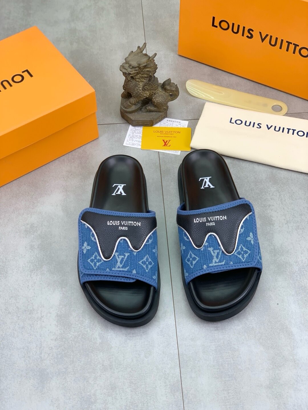 Pantuflas con parche de piel de vaca