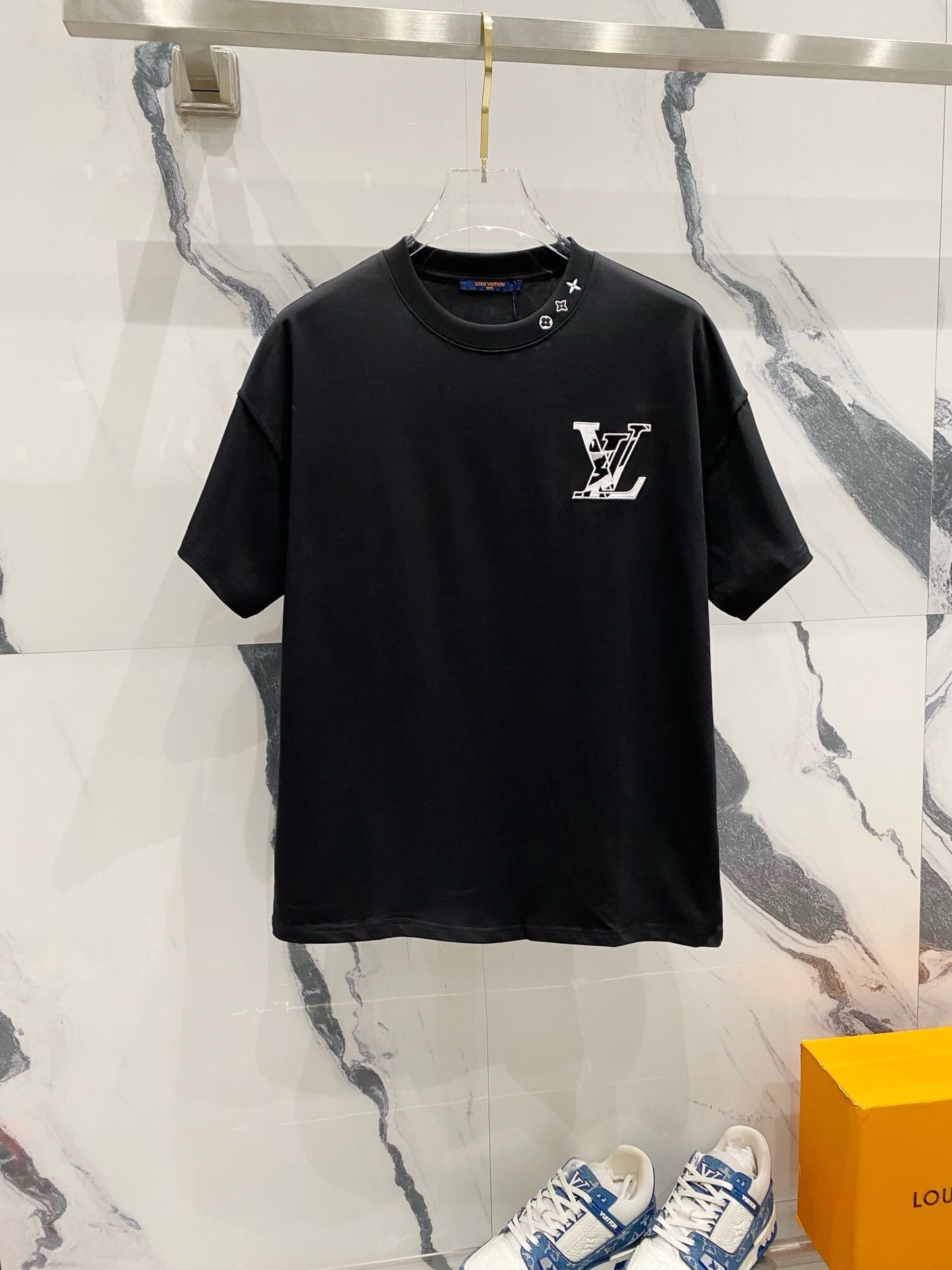 Camiseta con bordado en el escote