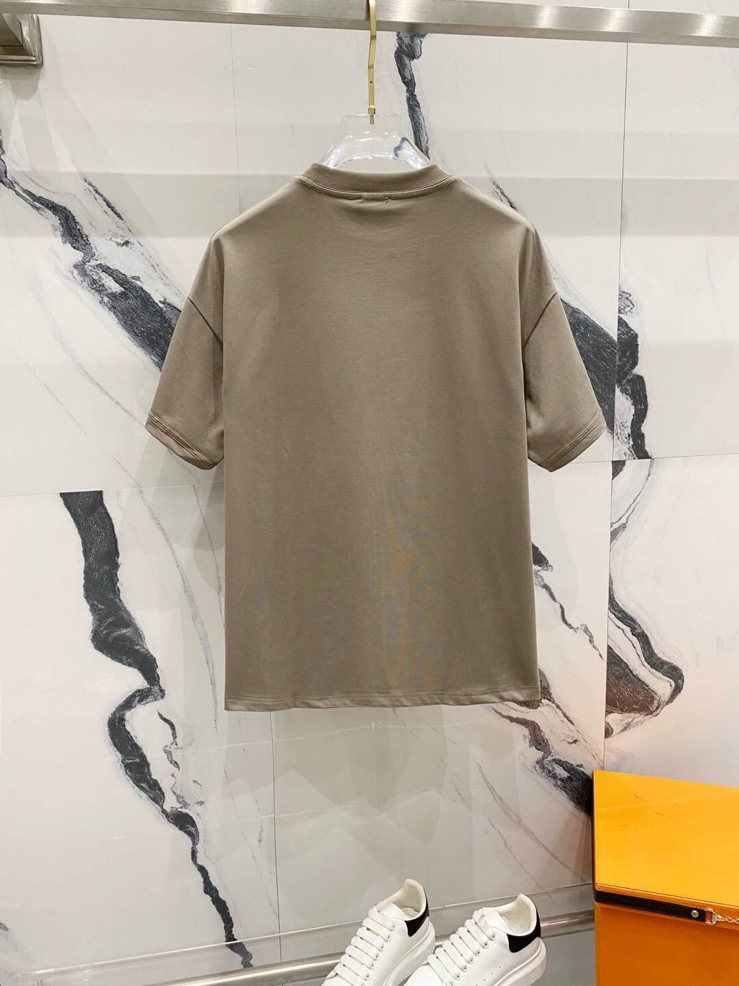 Camiseta con bordado de reloj del alfabeto
