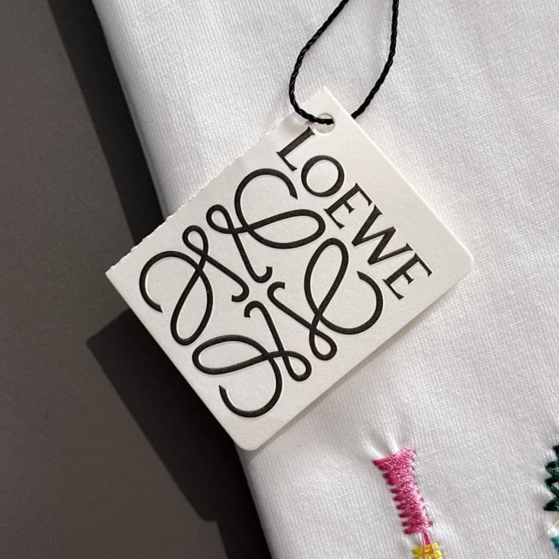 Camiseta bordada con flecos de arcoíris