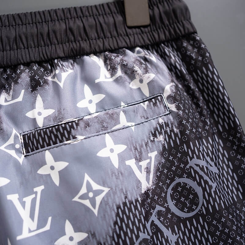 Shorts de playa con cuadros por todas partes