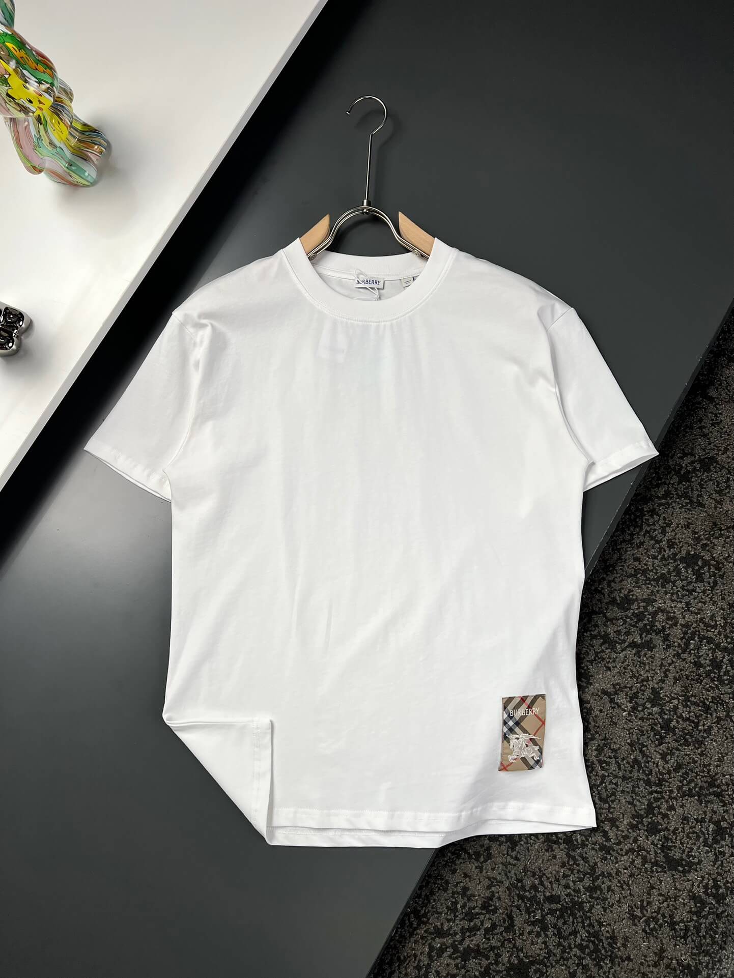 Camiseta clásica bordada con caballo de guerra