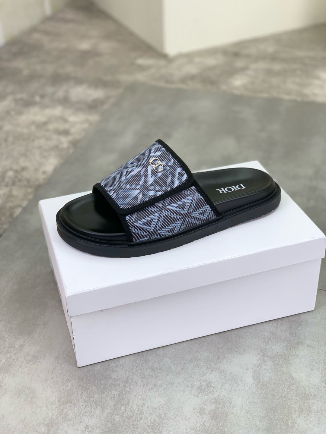 Zapatillas con letras de metal