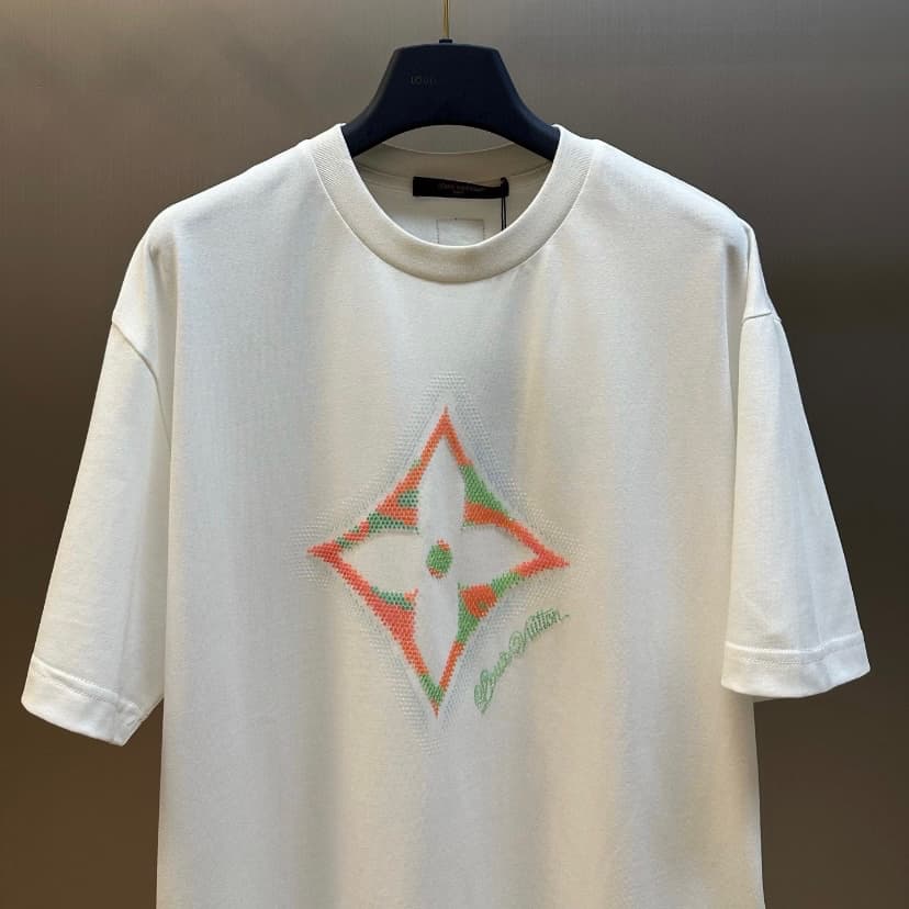 Camiseta clásica con diamantes de imitación florales en 3D 2025