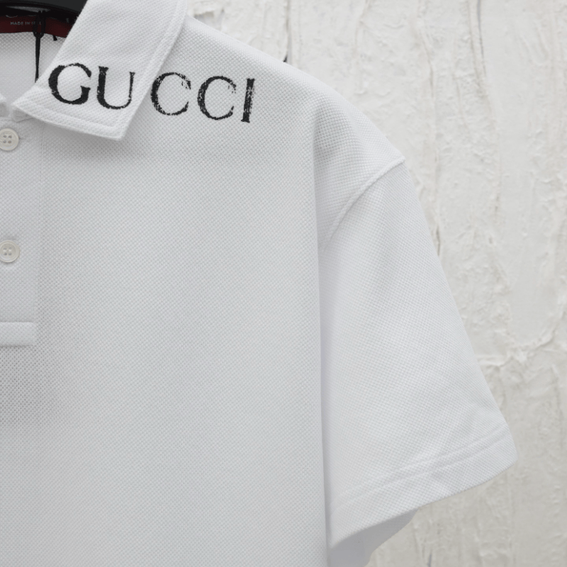Polo elegante con estampado superpuesto