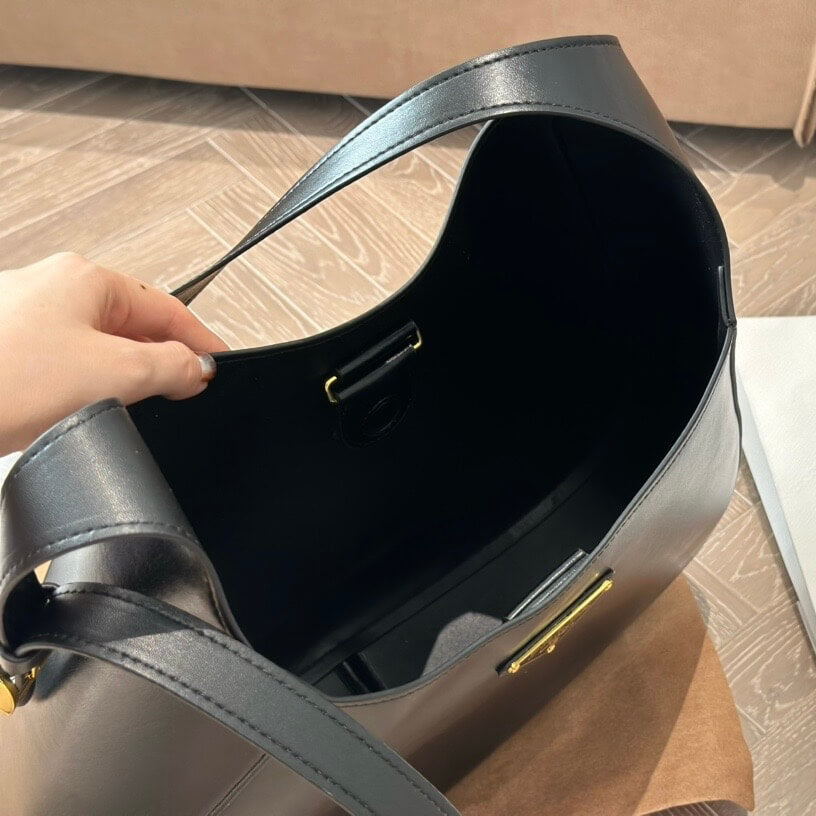Bolso de mano sencillo con forma de media luna