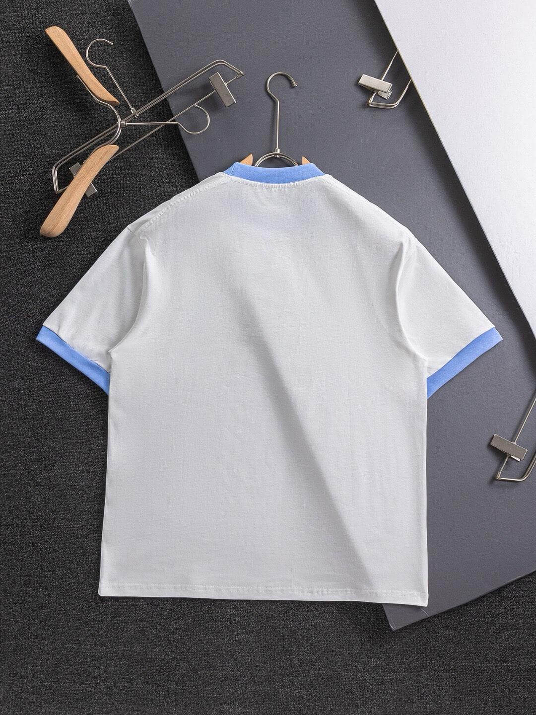 Camiseta con bordado de doble G en el pecho