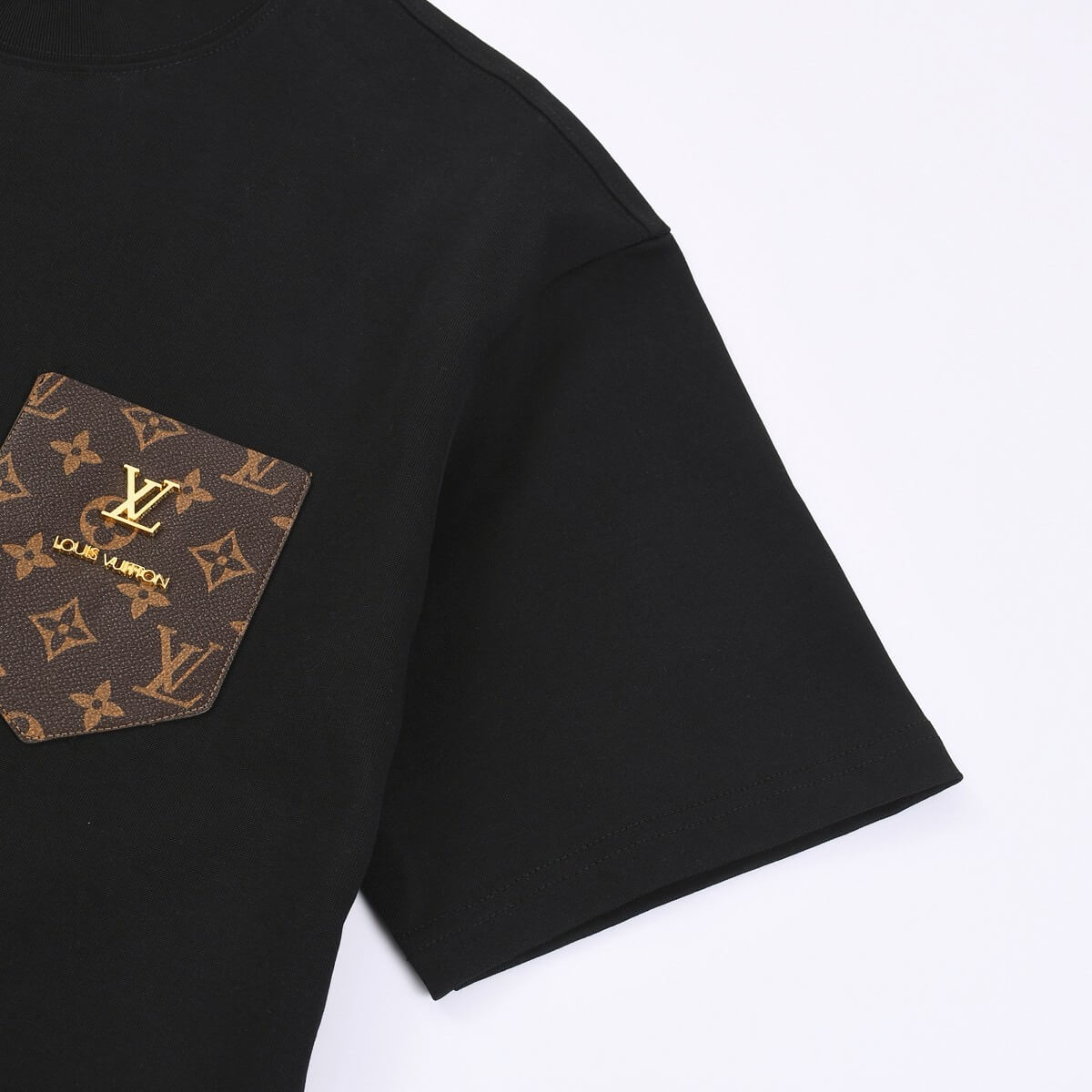 Camiseta con chapa con patrón de metal