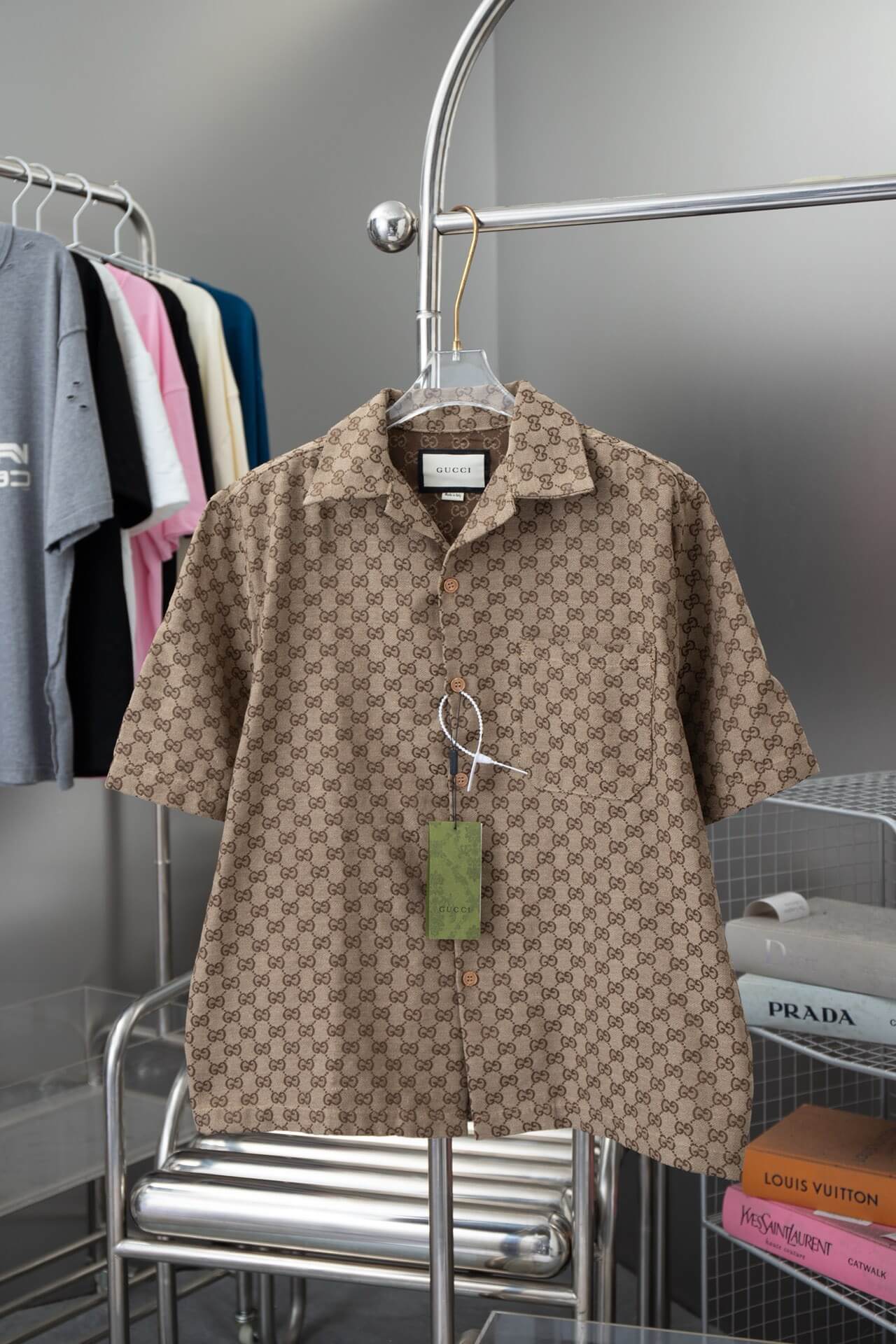 Camiseta marrón con estampado integral