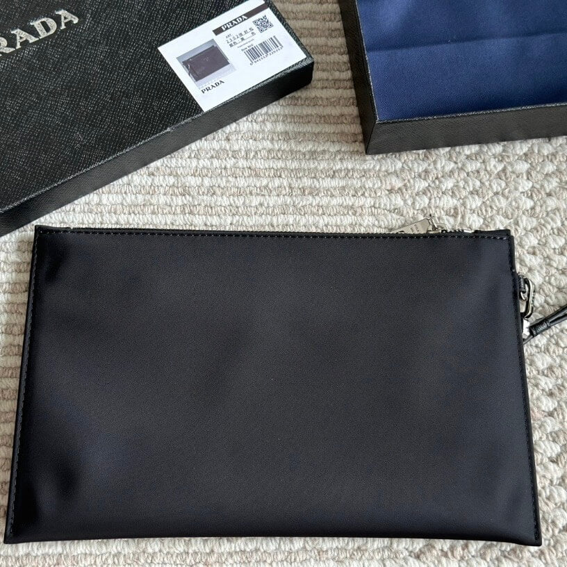 Clutch minimalista de metal con forma de triángulo