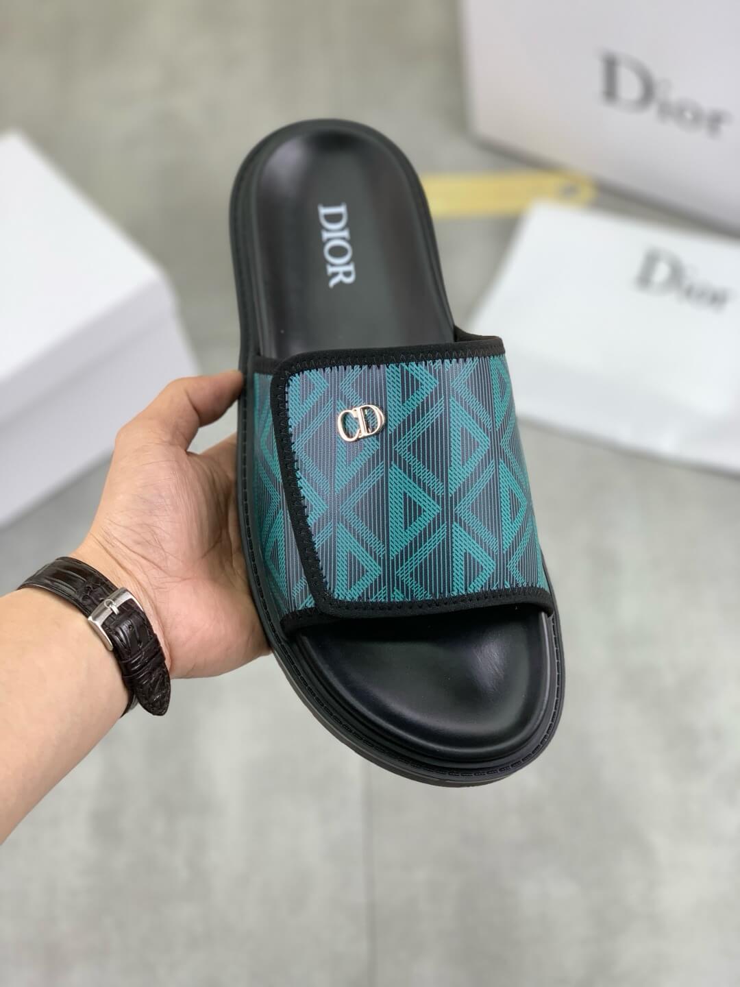 Zapatillas con letras de metal