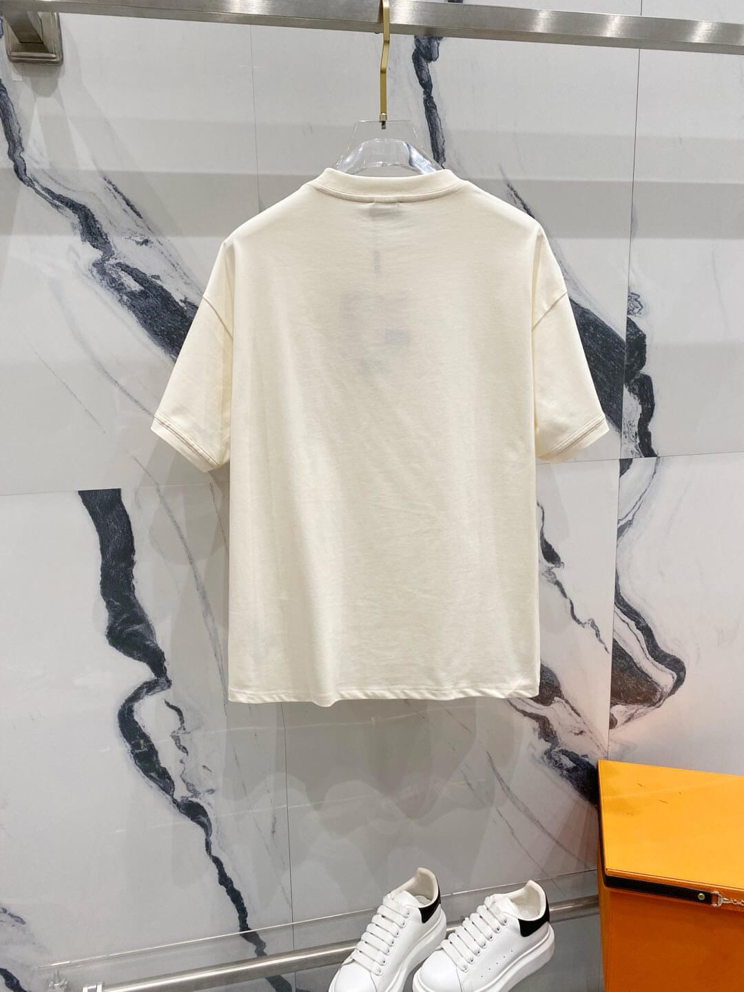 Camiseta con bordado de reloj del alfabeto