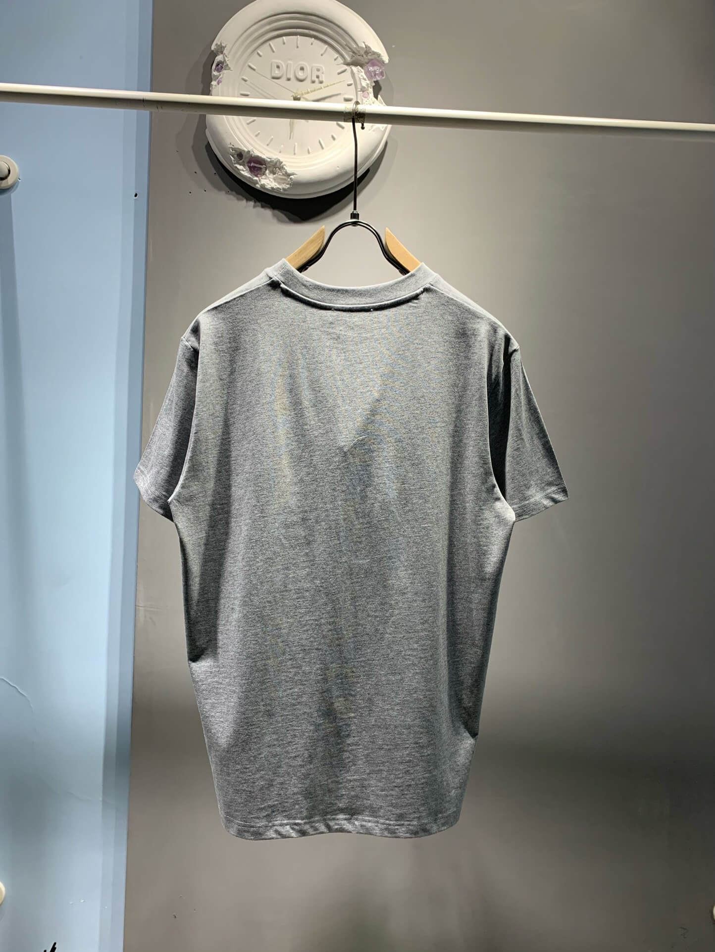 Camiseta con bordado de apliques