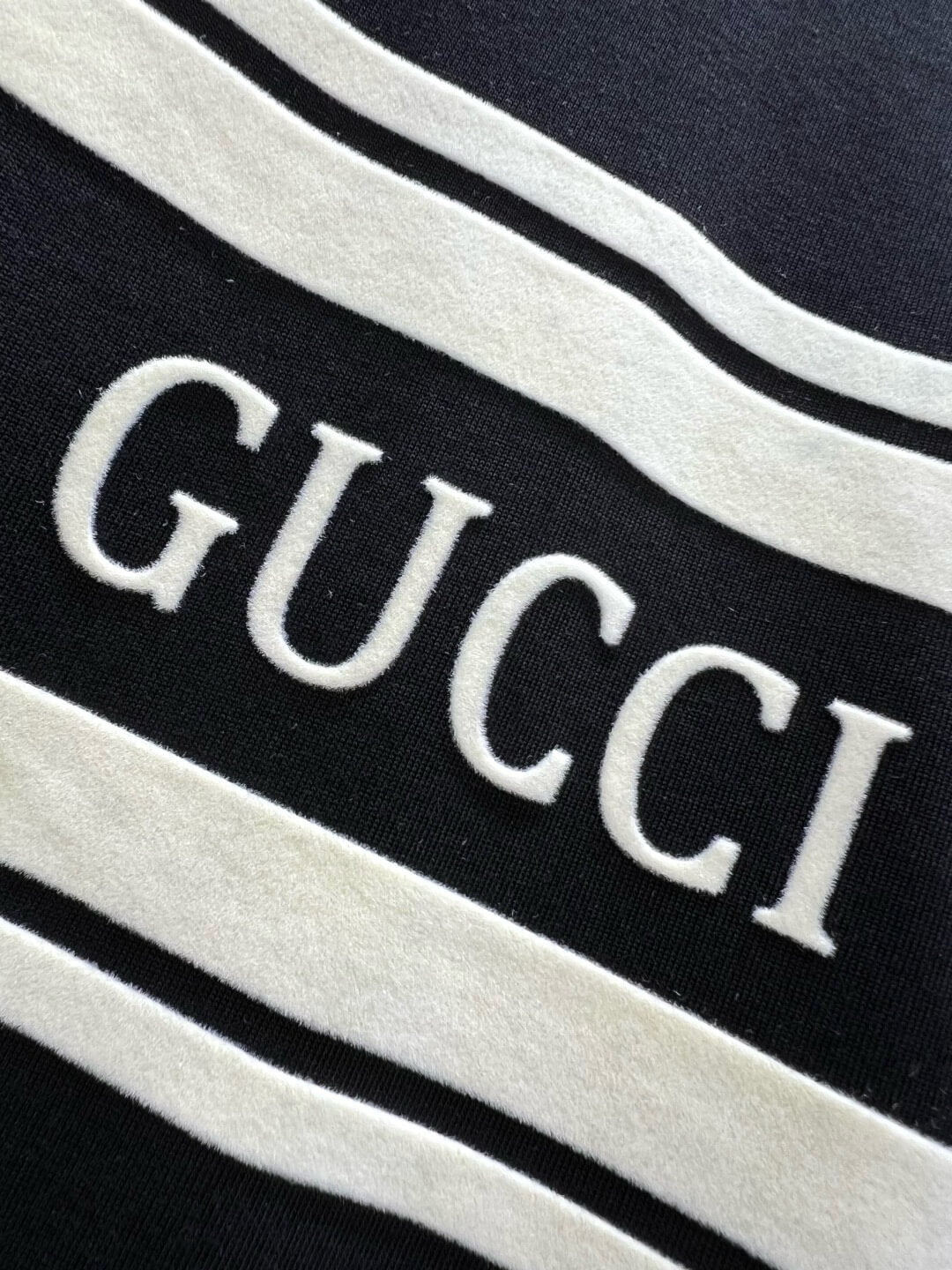 Camiseta de rayas con letras bordadas