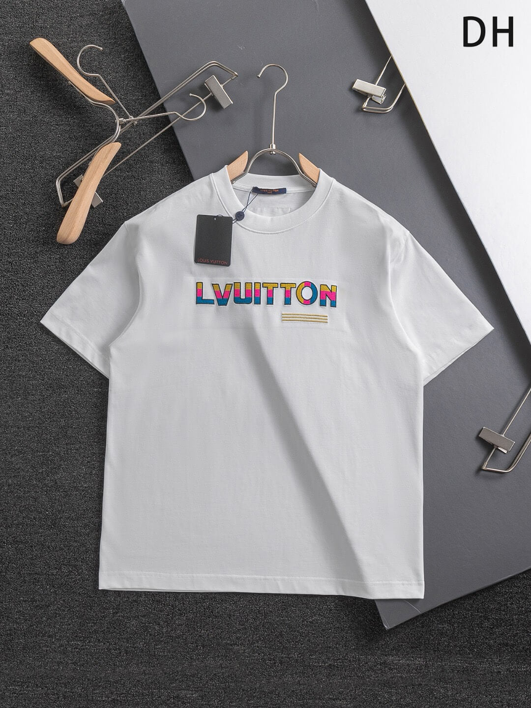 Camiseta bordada con estampado colorido