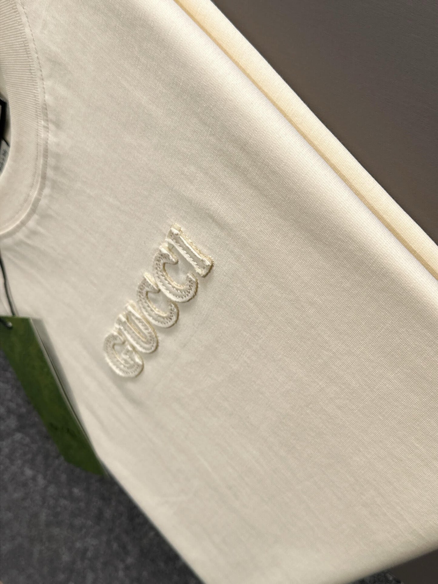 Camiseta con letras bordadas