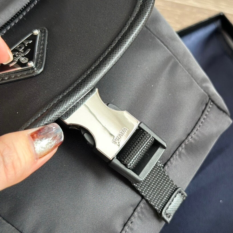 Bolso bandolera trapezoidal invertido de nailon