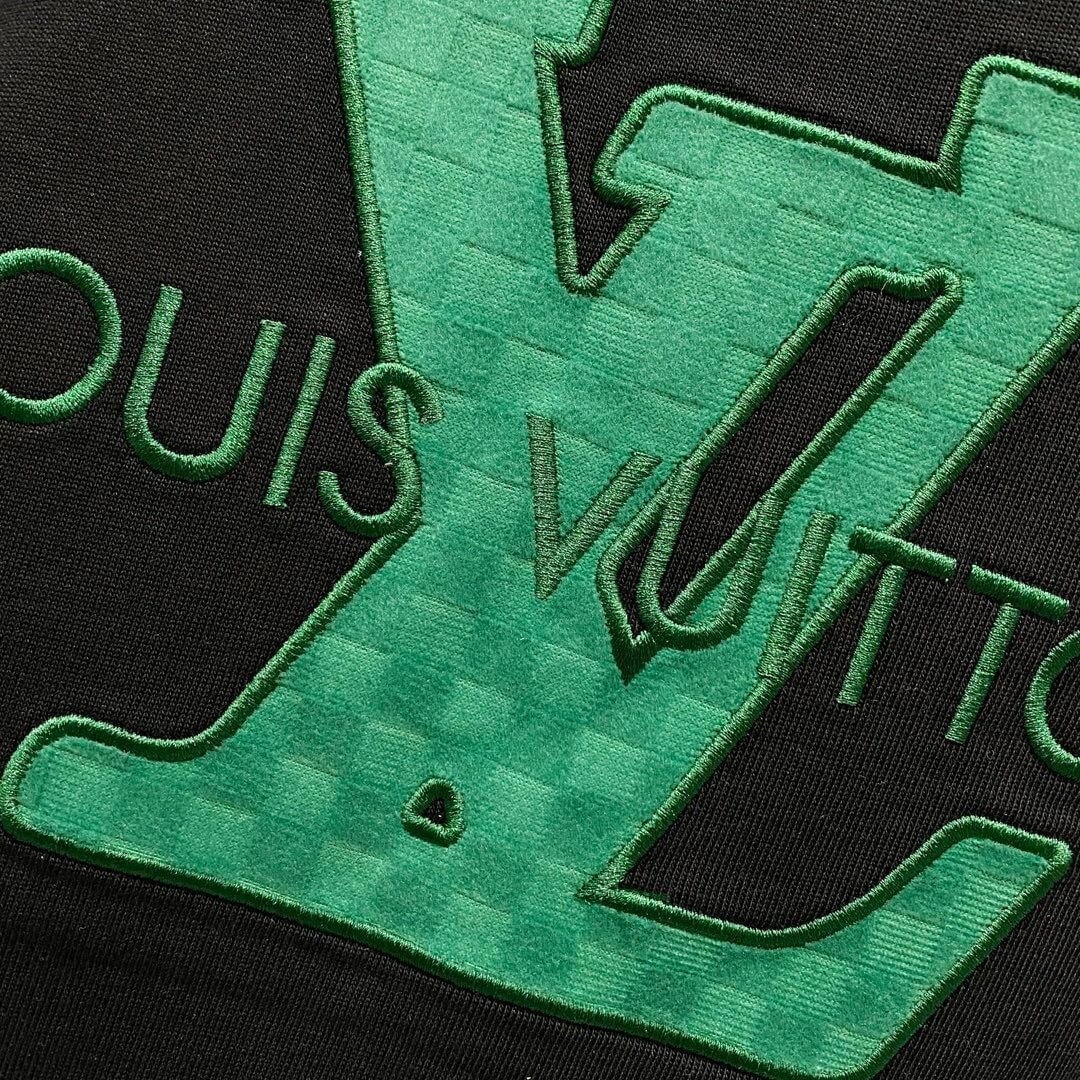 Camiseta bordada con estampado verde