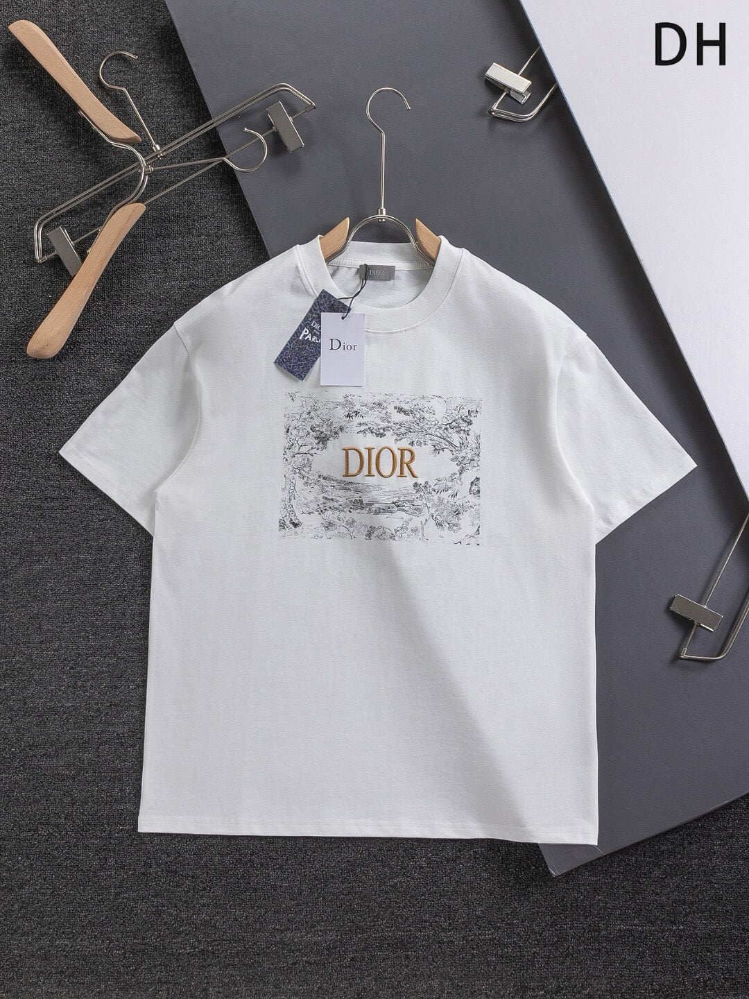 Camiseta con bordado de letras florales