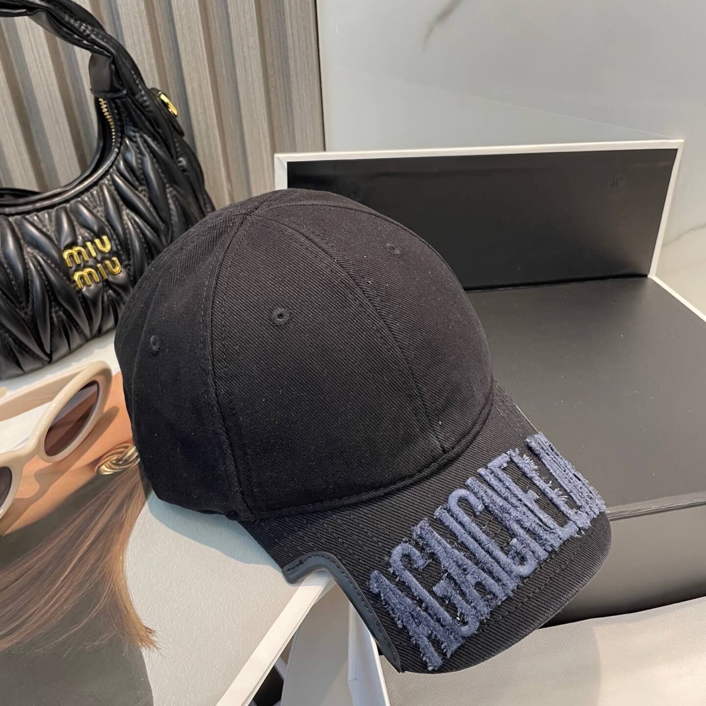 Gorra de béisbol con letras desgastadas y estilo chic