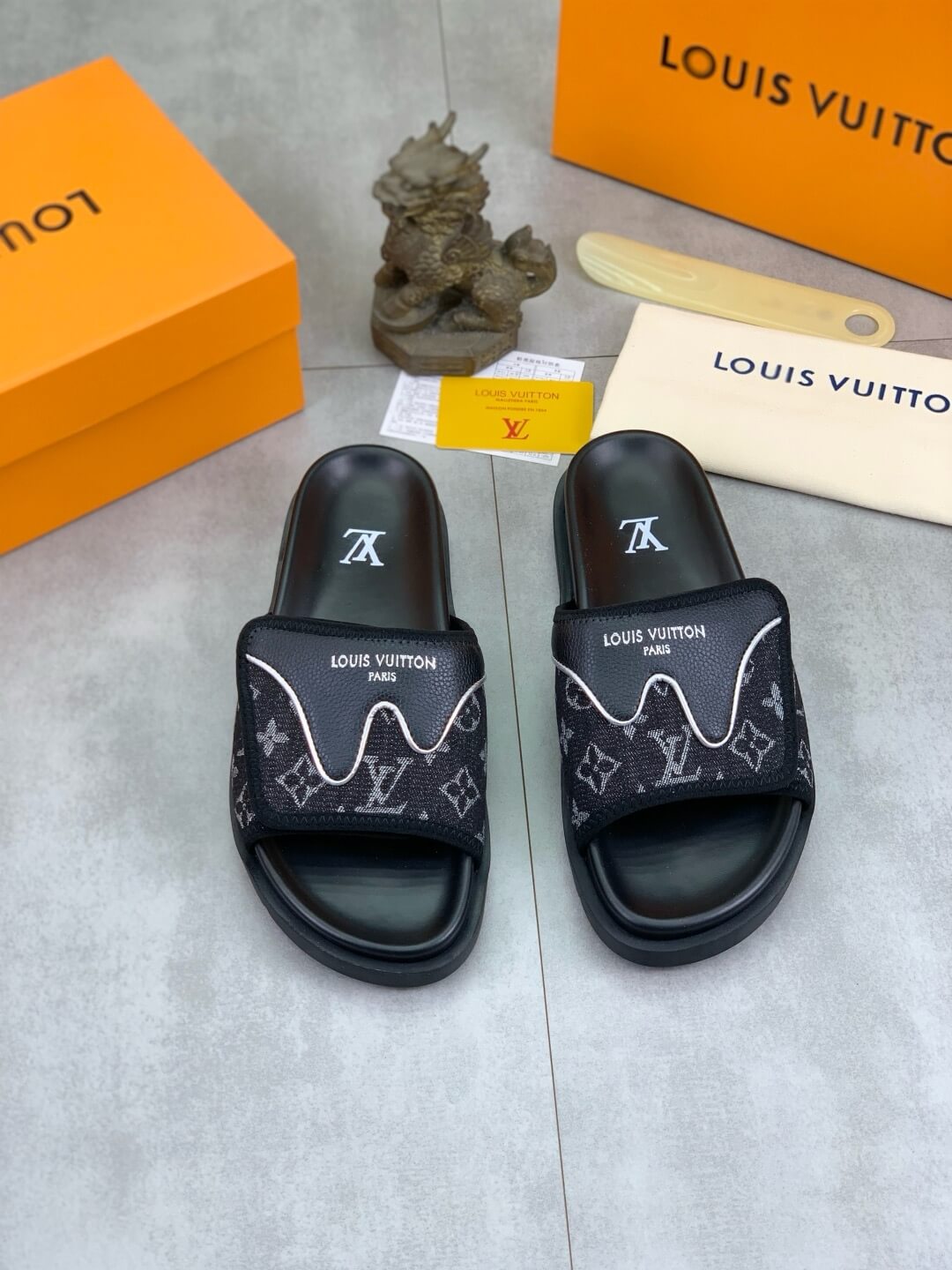 Pantuflas con parche de piel de vaca