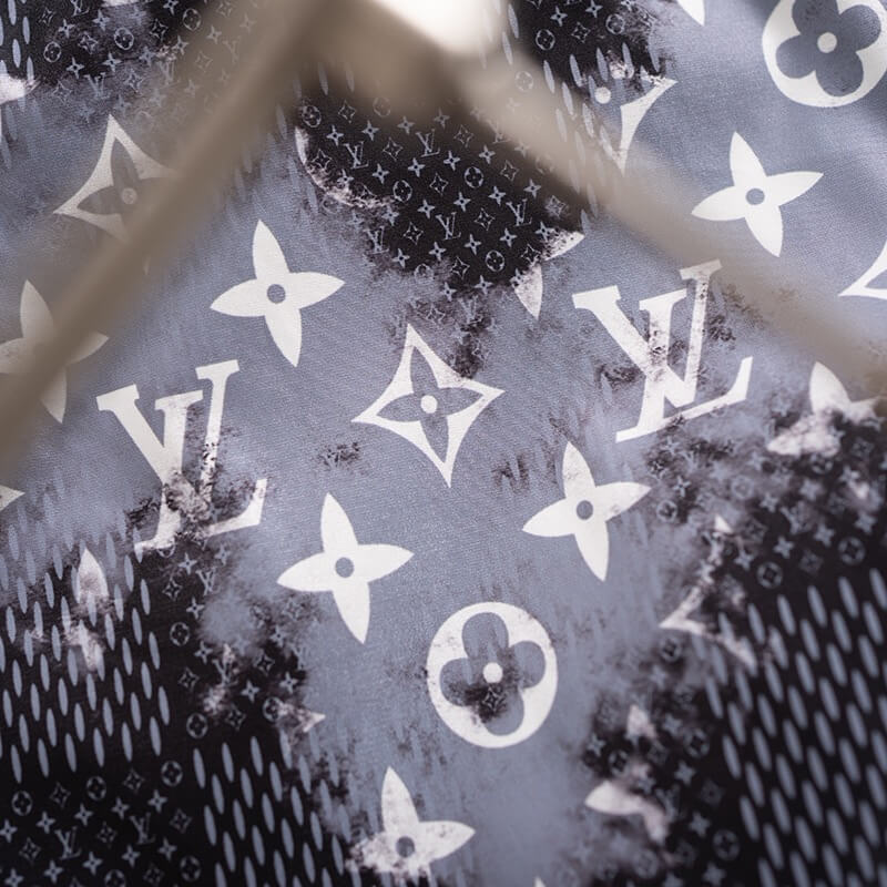 Shorts de playa con cuadros por todas partes