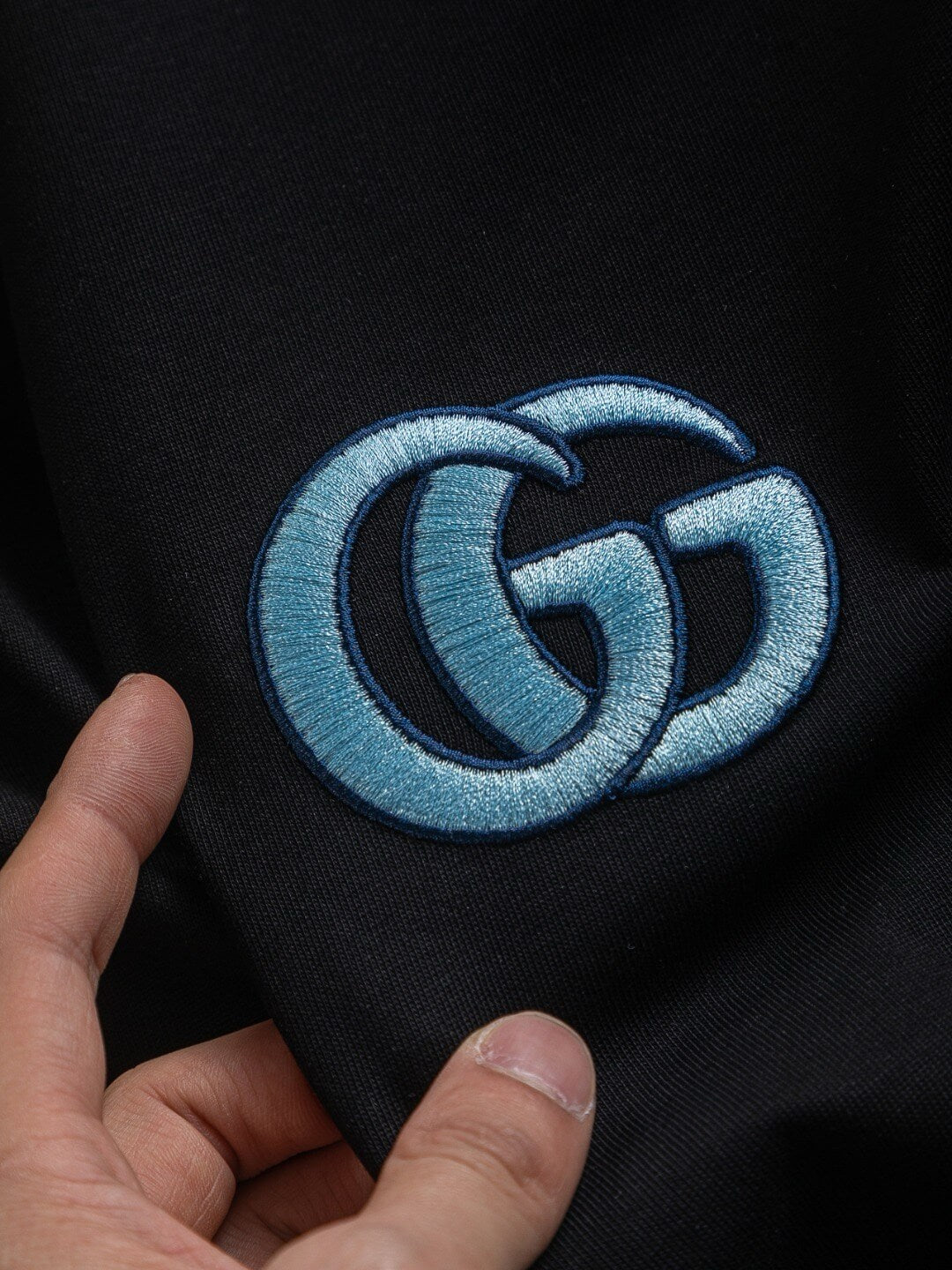 Camiseta con bordado de doble G en el pecho