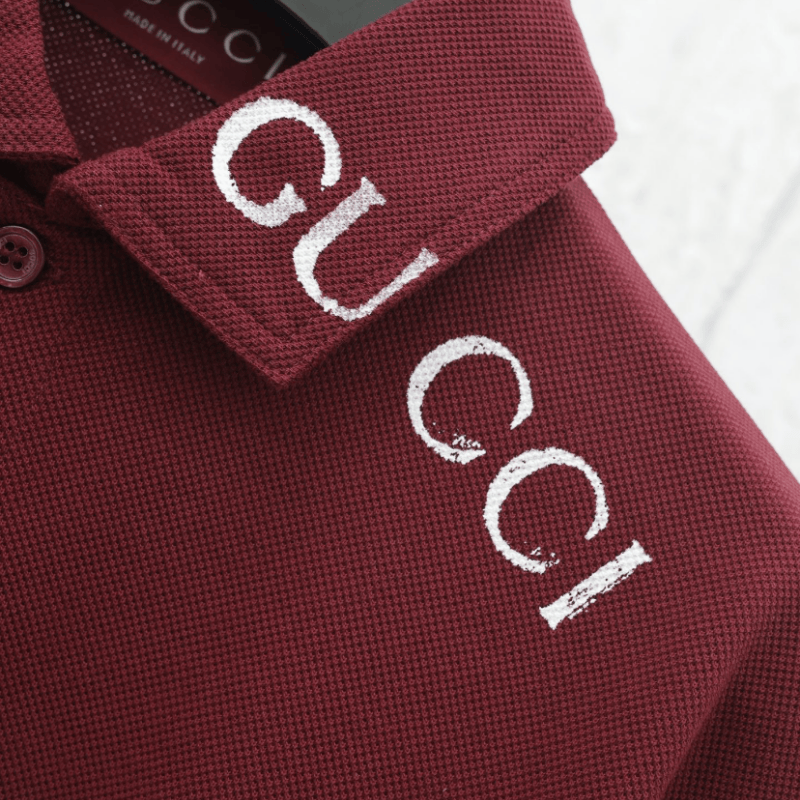 Polo elegante con estampado superpuesto